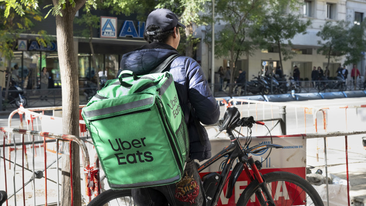 Kihívót kap a Wolt: több európai országban is elindítja ételkiszállítási szolgáltatását az Uber