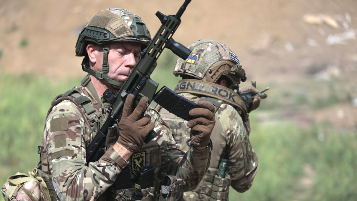 Ballisztikus rakéták zúdultak Ukrajnára, Zelenszkij Franciaországba repült - Híreink az ukrajnai háborúról pénteken