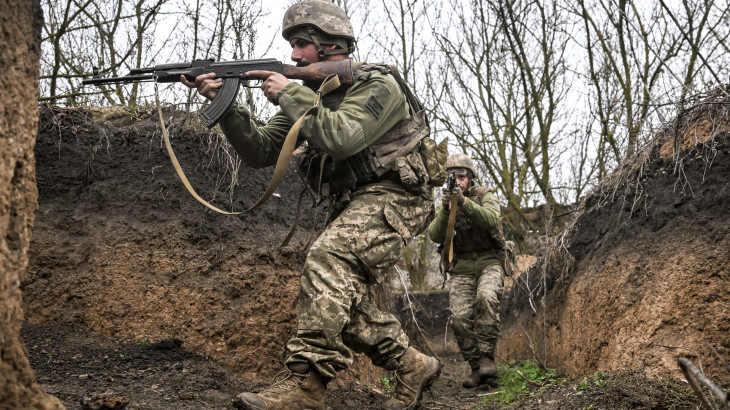 Drónok veszélyeztették Zelenszkij életét, Ukrajna egyik legnagyobb városa ellen készül orosz offenzíva – Háborús híreink pénteken