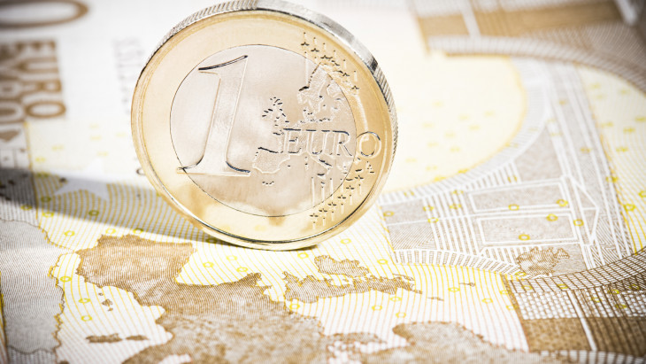 Tartja magát a forint, feszült készültségben a piacok