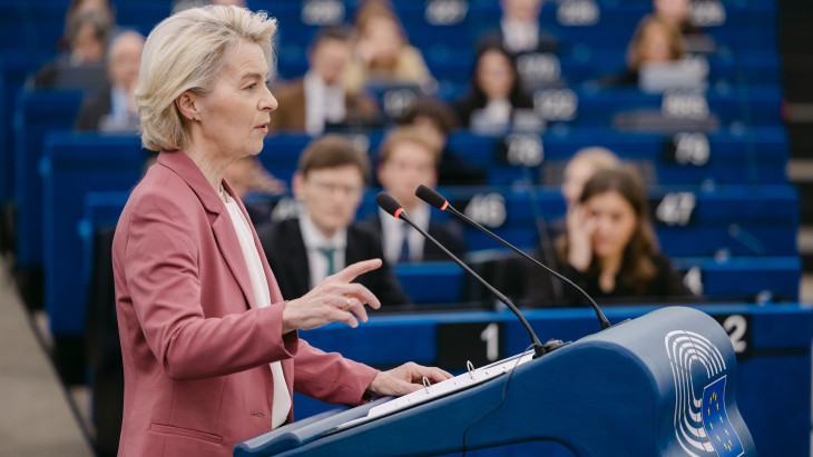 Kétezer milliárd euró árnyékában: már repedezik Ursula von der Leyen hatalmas paktuma