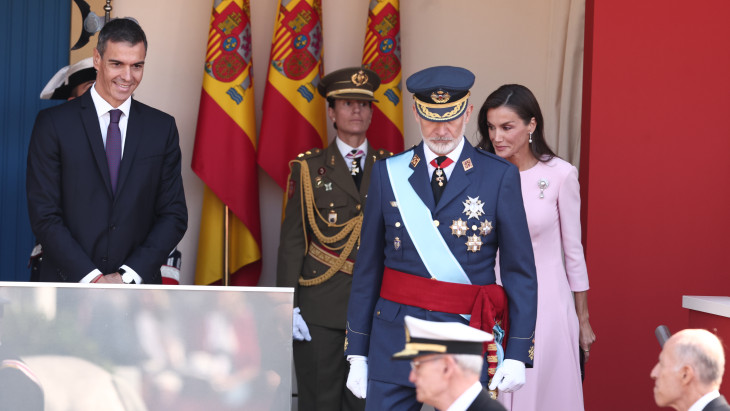 A király előtt hozták megalázó helyzetbe a spanyol kormányfőt – Videón a kínos pillanatok