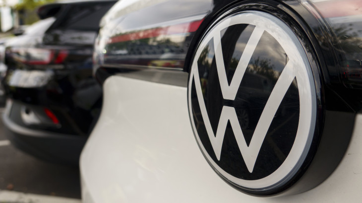 Úszik a pénzben a Volkswagen, közben az egyik gyárat autóbontásra állítják át