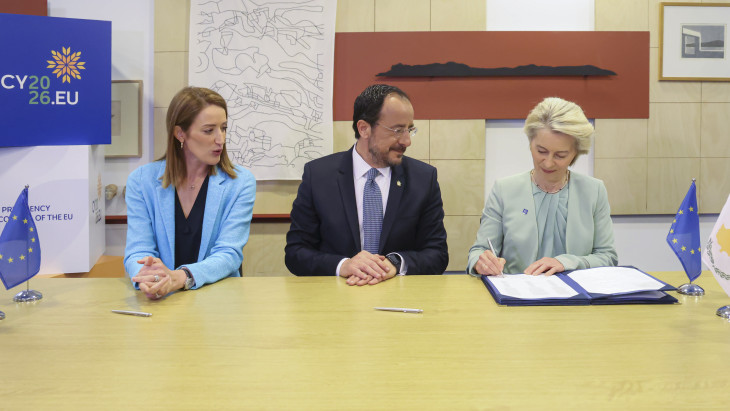 Amíg a világ Orbán Viktor utolsó vétójának feloldására figyelt, Ursula von der Leyen aláírta a nagy uniós paktumot