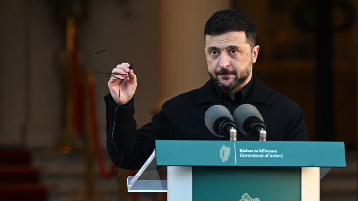 Lemondásra szólította fel Zelenszkij elnököt a világ leggazdagabb embere