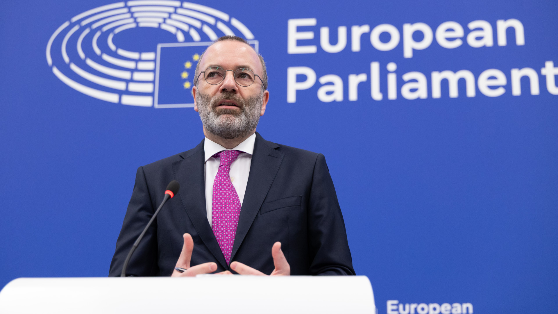 Manfred Weber: segítenünk kell Magyarországnak