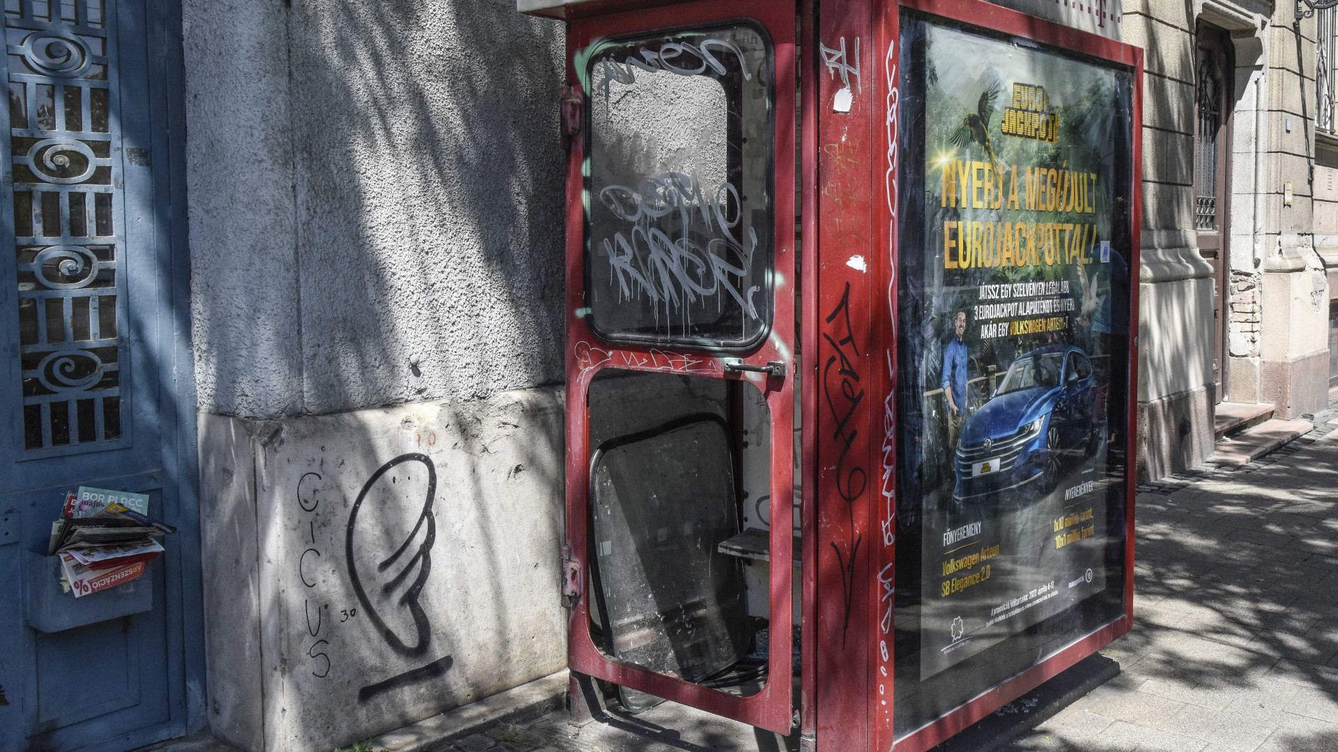 Döntött Budapest: búcsút inthetünk az éktelenkedő fülkéknek