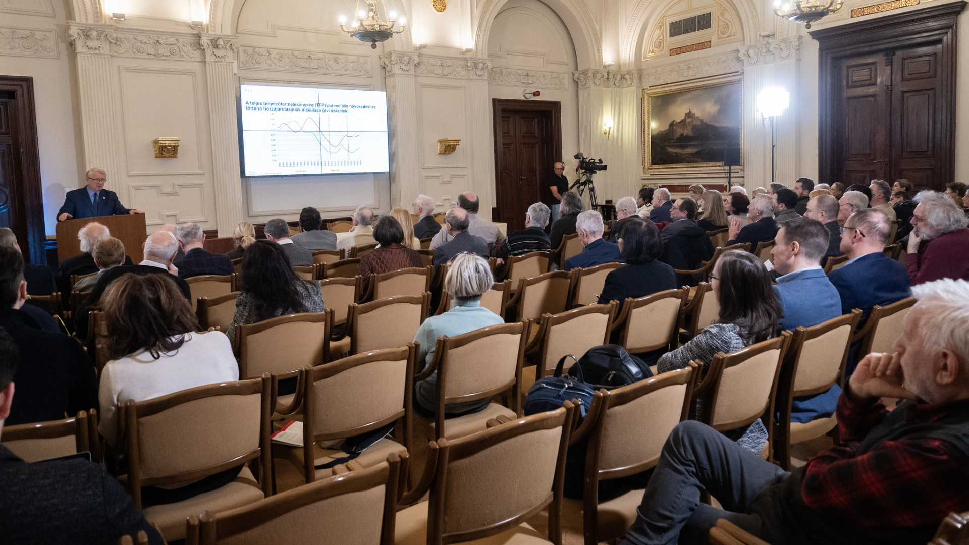 Halmai Péter: "Az alternatív, különutas gazdaságpolitika a fenntartható felzárkózáshoz kevés"