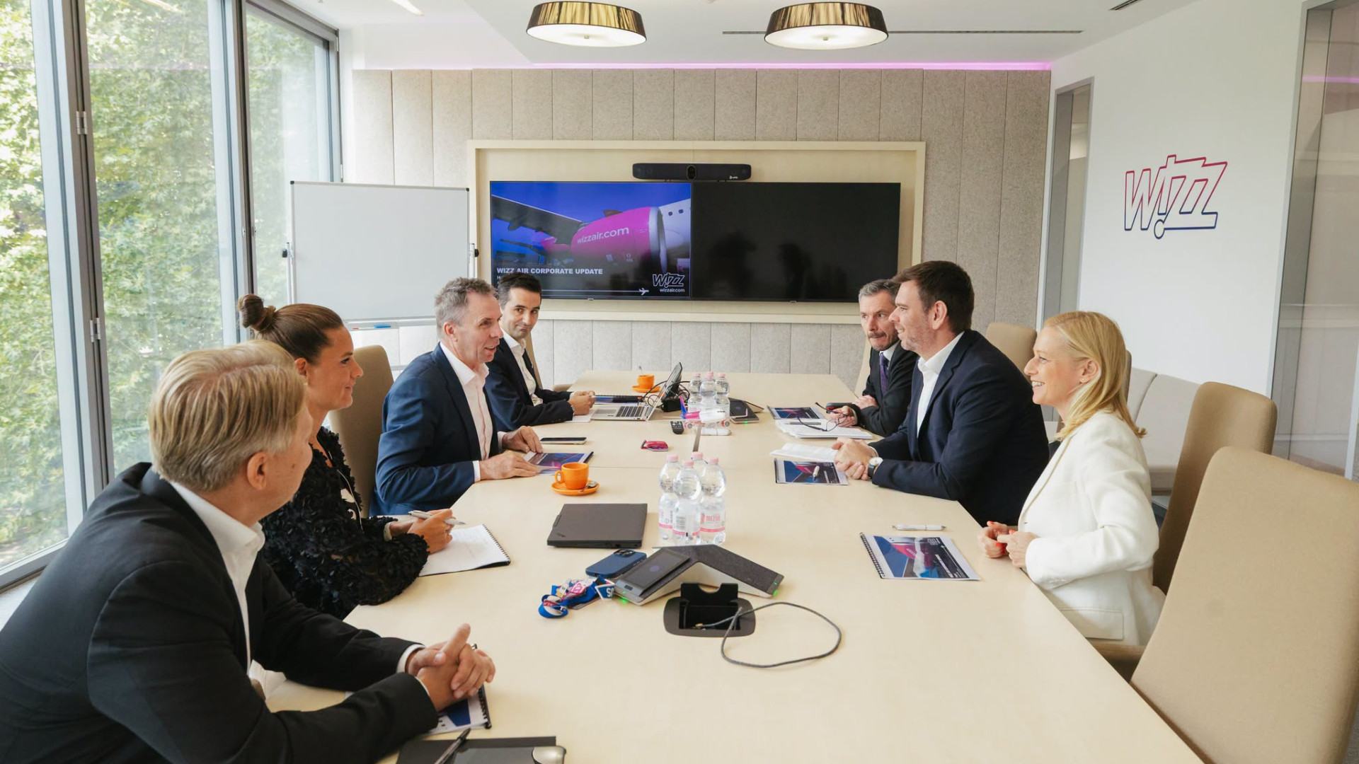 Vitézy Dávid leült a Wizz Air vezérével és világossá tette, hogy a kormány elvárja a szigorú szabályok betartását