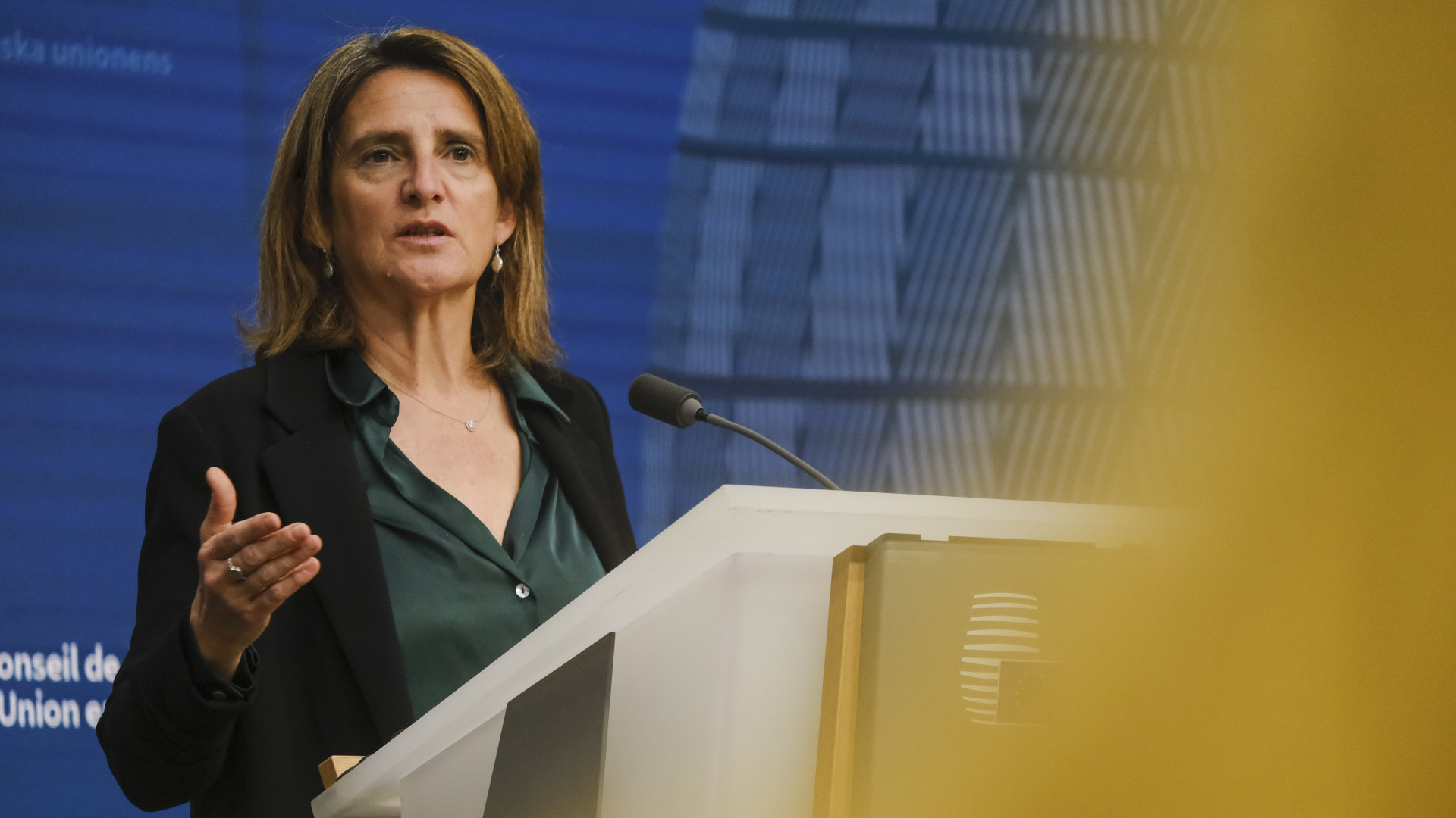 Ursula von der Leyen jobbkeze keményen kiosztotta Friedrich Merzet