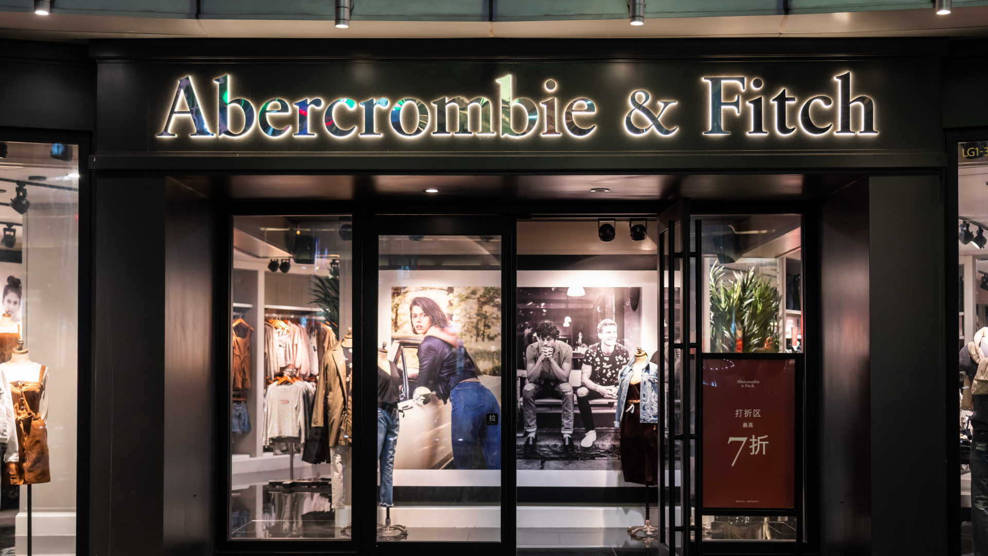 Újabb kiskereskedőt végeznek ki, beszakadt az Abercrombie & Fitch árfolyama