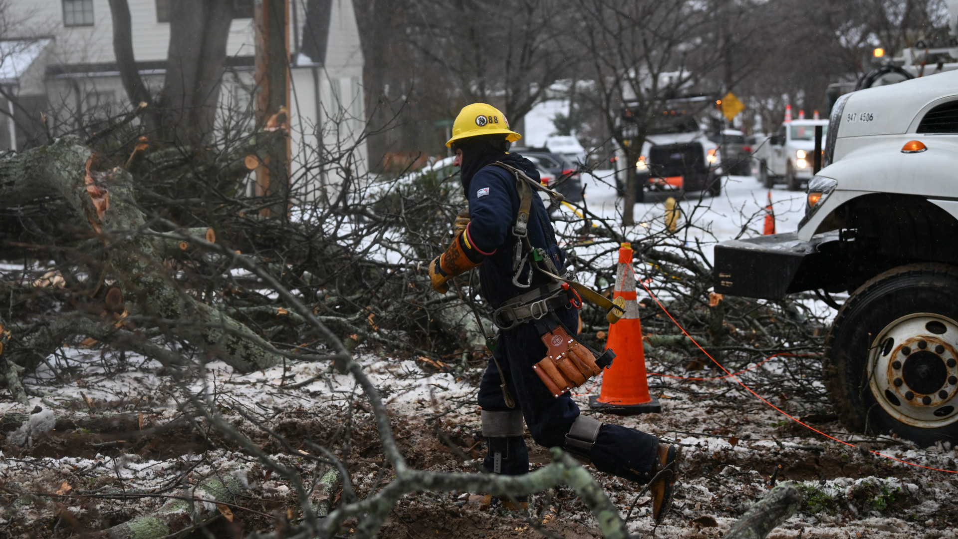 Vészhelyzet több amerikai államban: áramkimaradásokat és rekordárakat hozott a nagy vihar