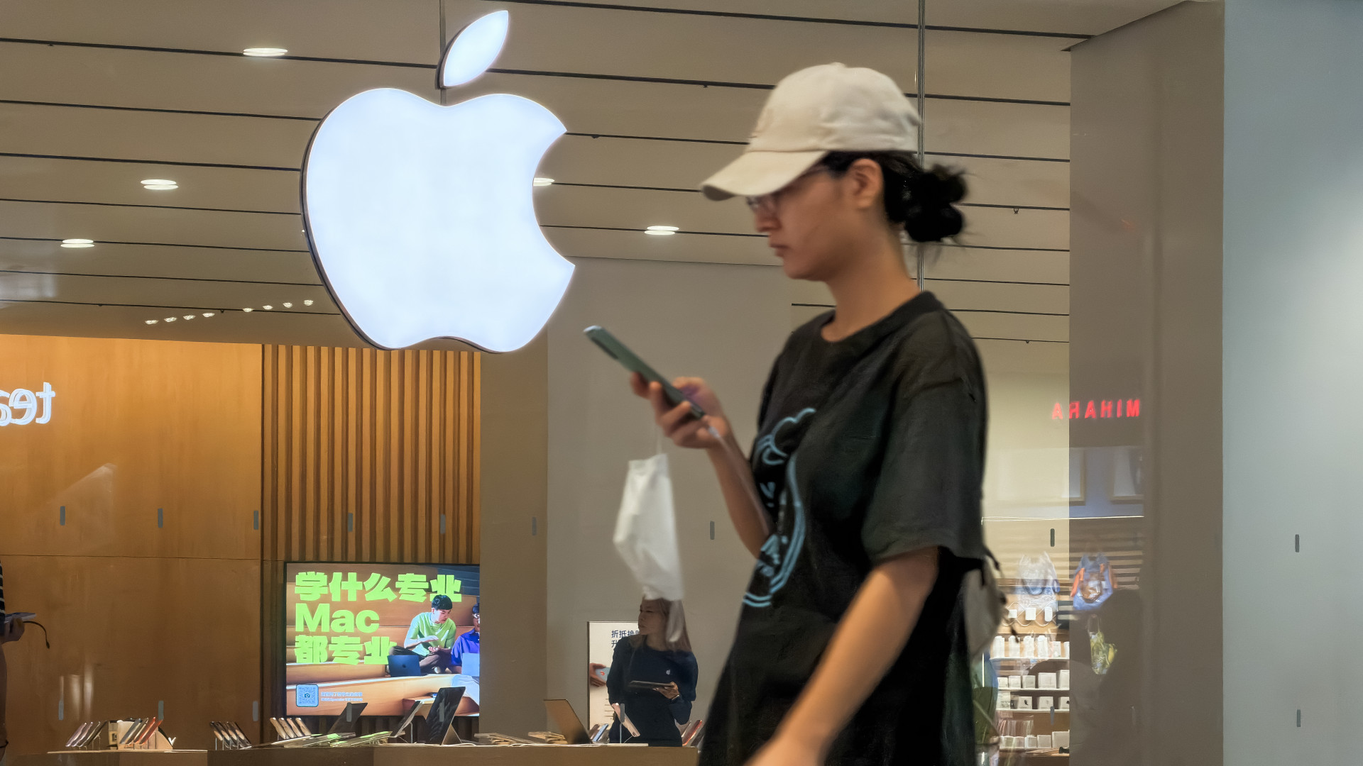 Árat emel az Apple, nagyot esett a részvények árfolyama