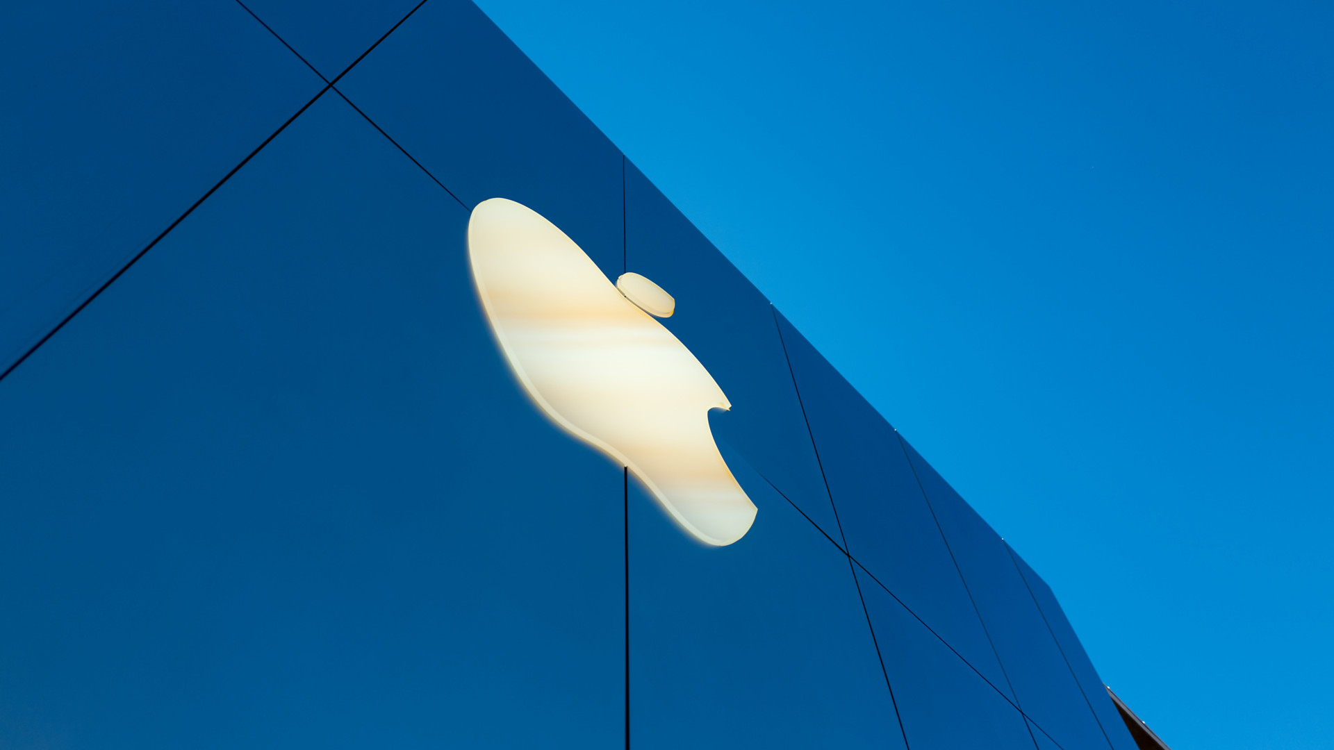 Megunta az EU az adókerülést – Nagyot harapnának az almába