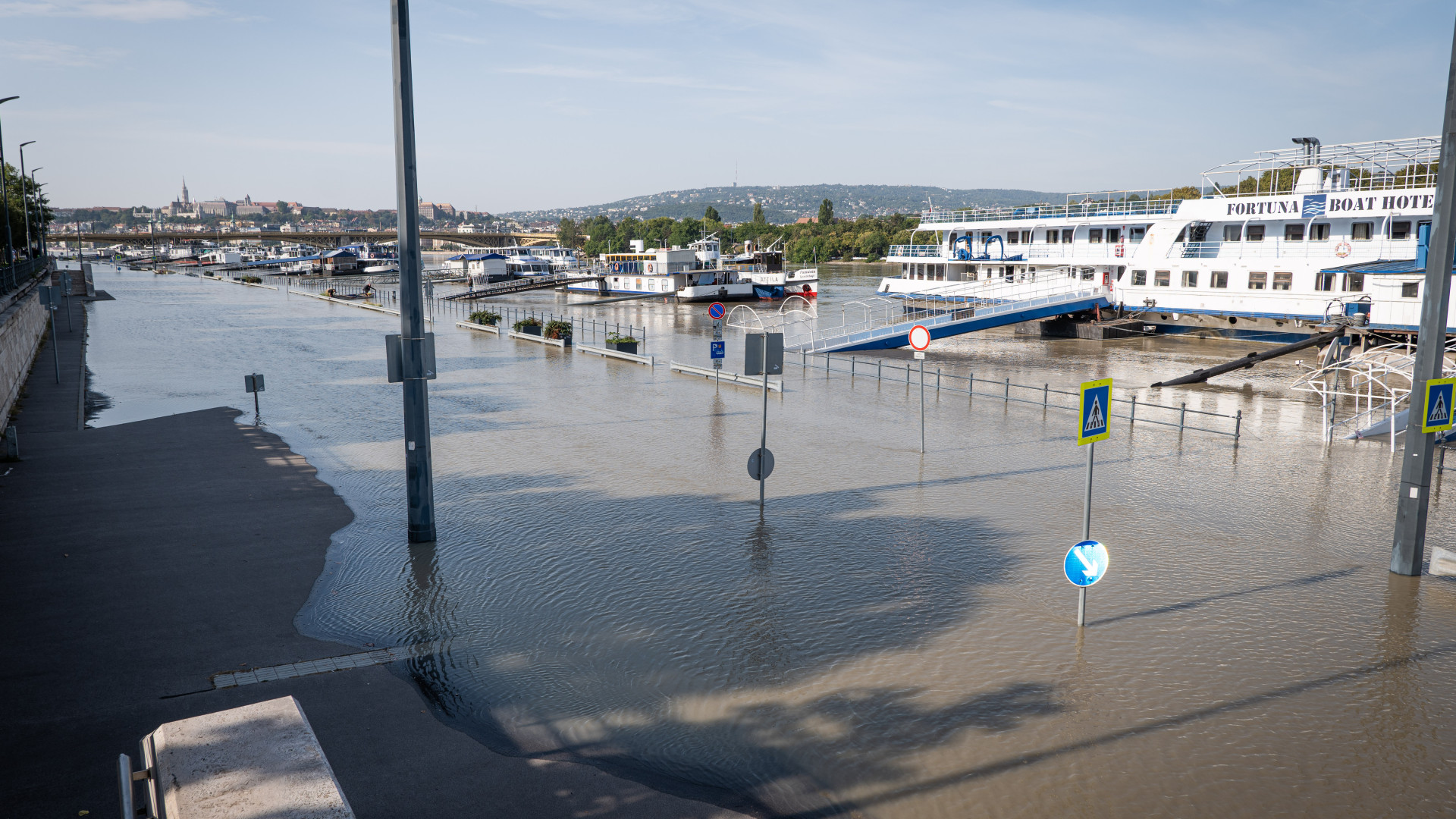 Ingyenes telefonszámot hozott létre a kormány az árvízi védekezéshez