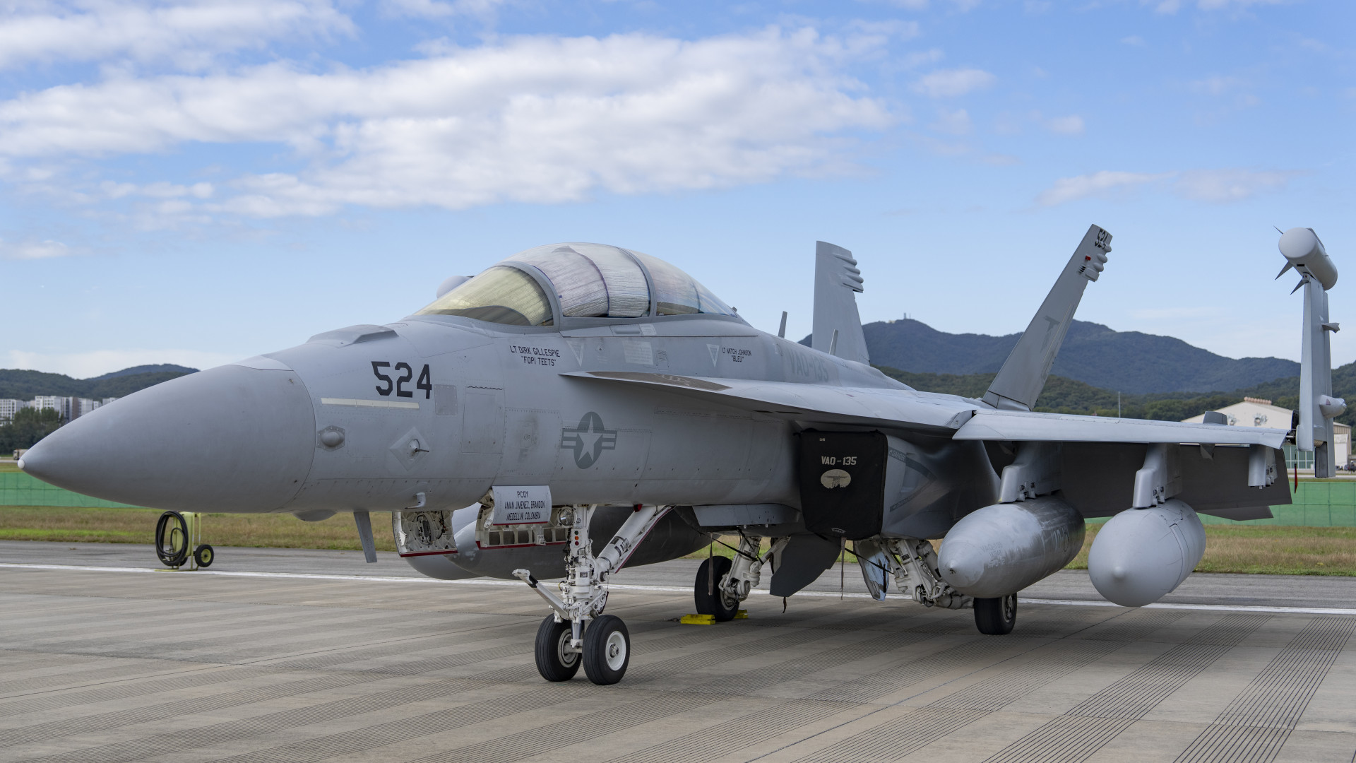 Ez nagyon kínos: hatalmas robbanással csapódott a földnek Amerika két E/A-18R Growler vadászgépe