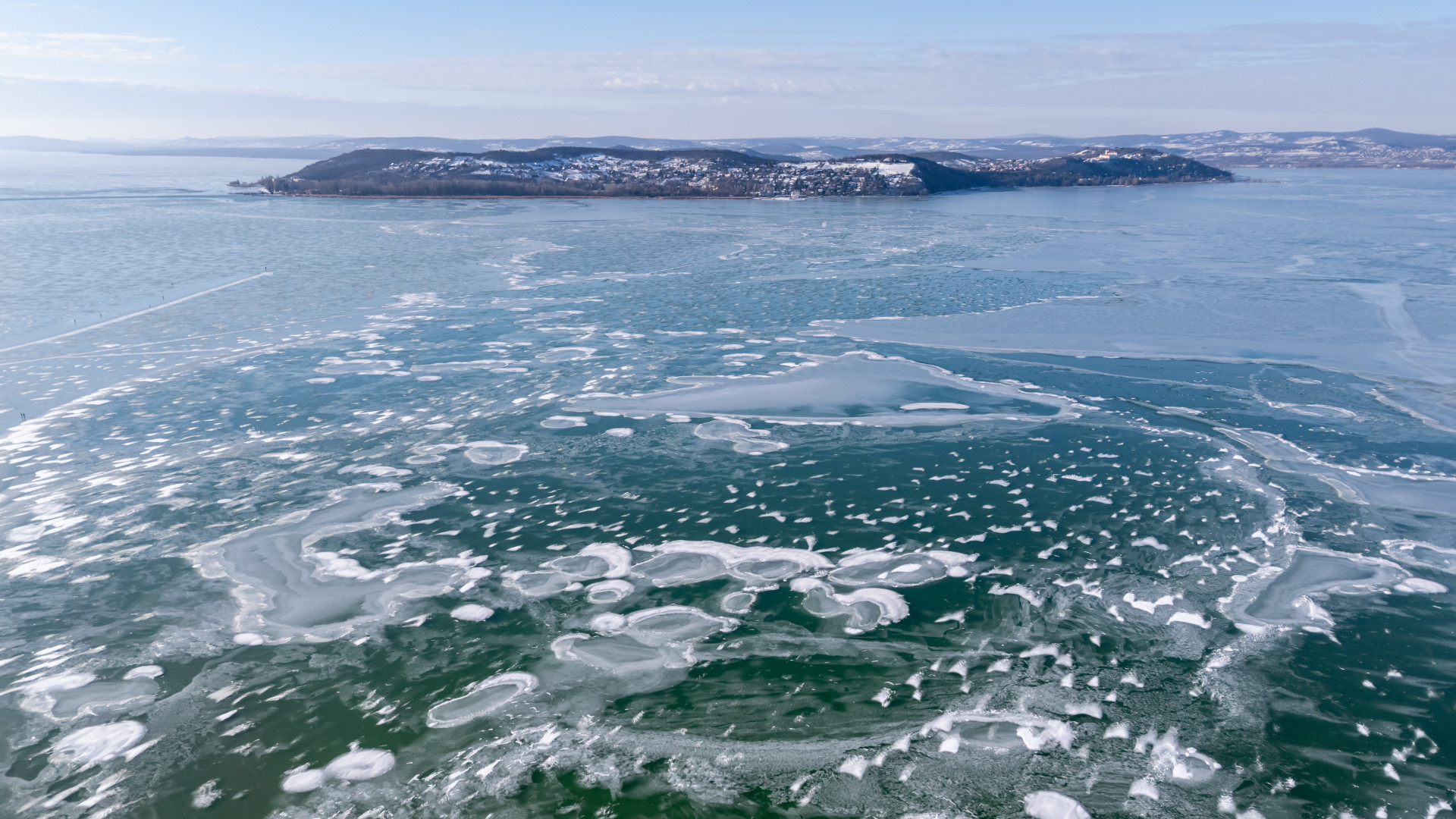 Lecsapnak a rendőrök: akár 200 ezer forintos bírságot is kaphat, aki nem tartja be a szabályokat a Balaton jegén