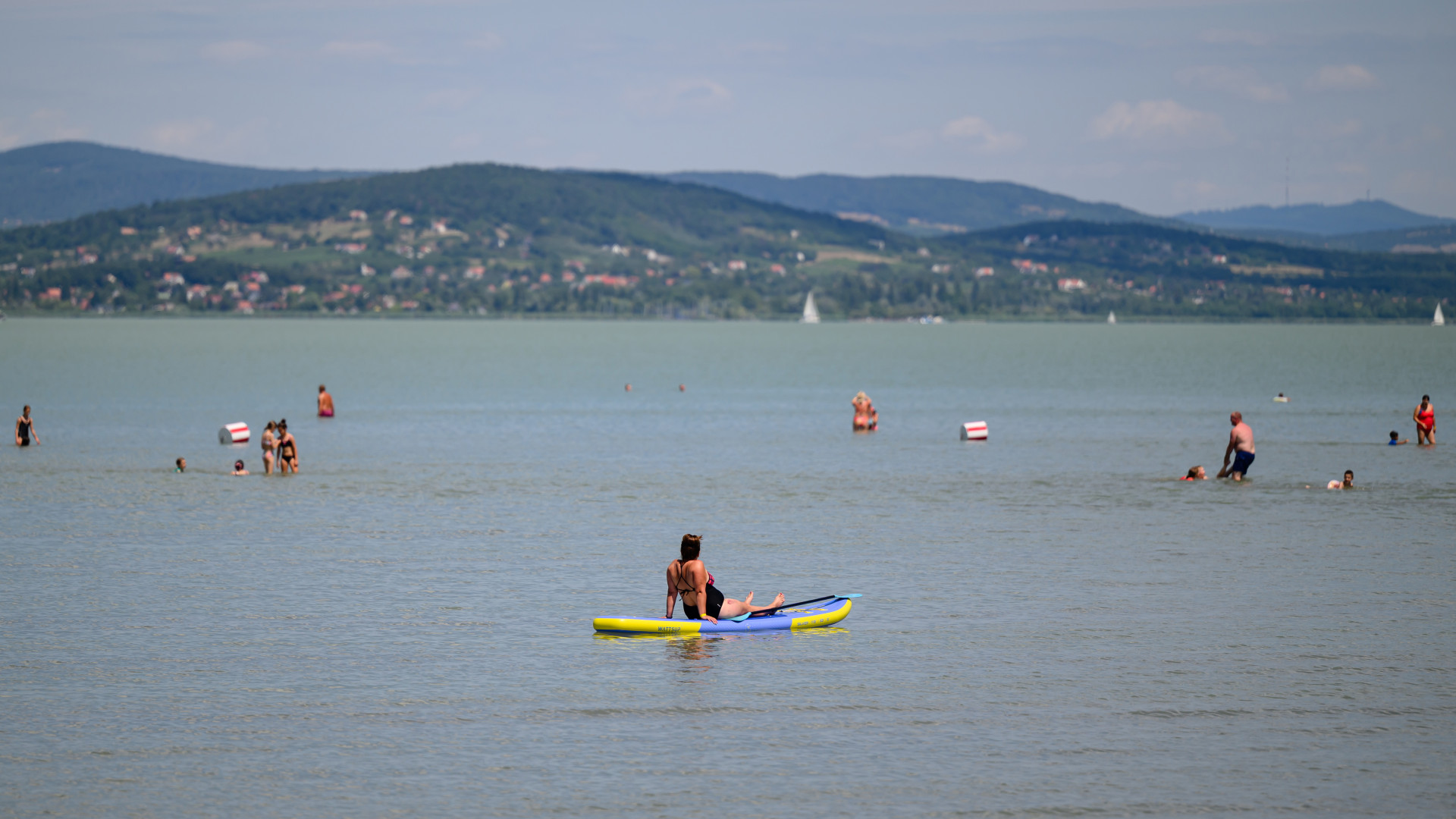 Több tucat fürdőzőt kellett kimenteni a viharos időben a Balatonból: volt, aki 4 kilométerre sodródott a parttól a matracával