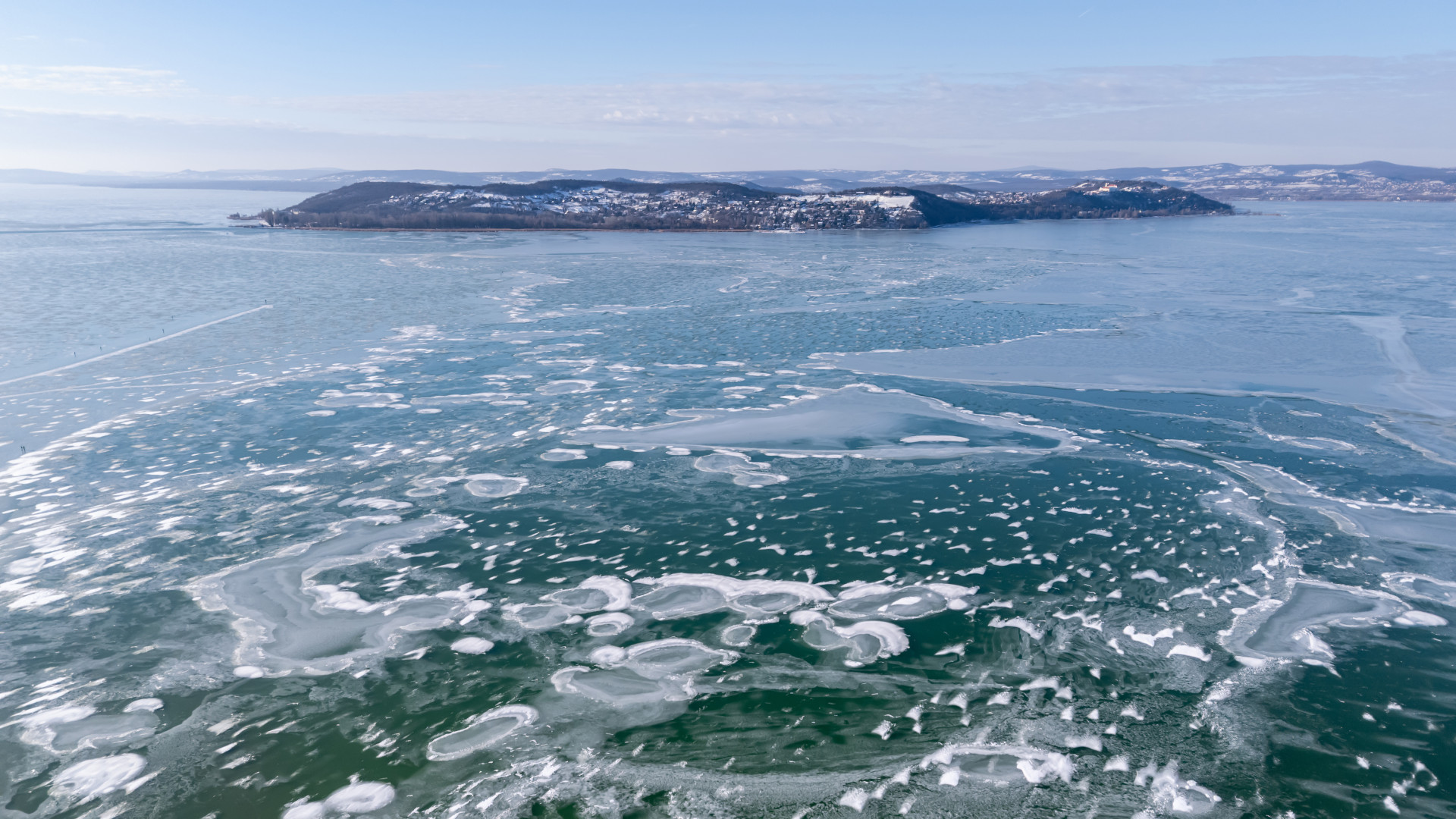 Komoly veszélyre figyelmeztetnek a szakértők: váratlanul bajba kerülhet, aki a Balaton jegére merészkedik