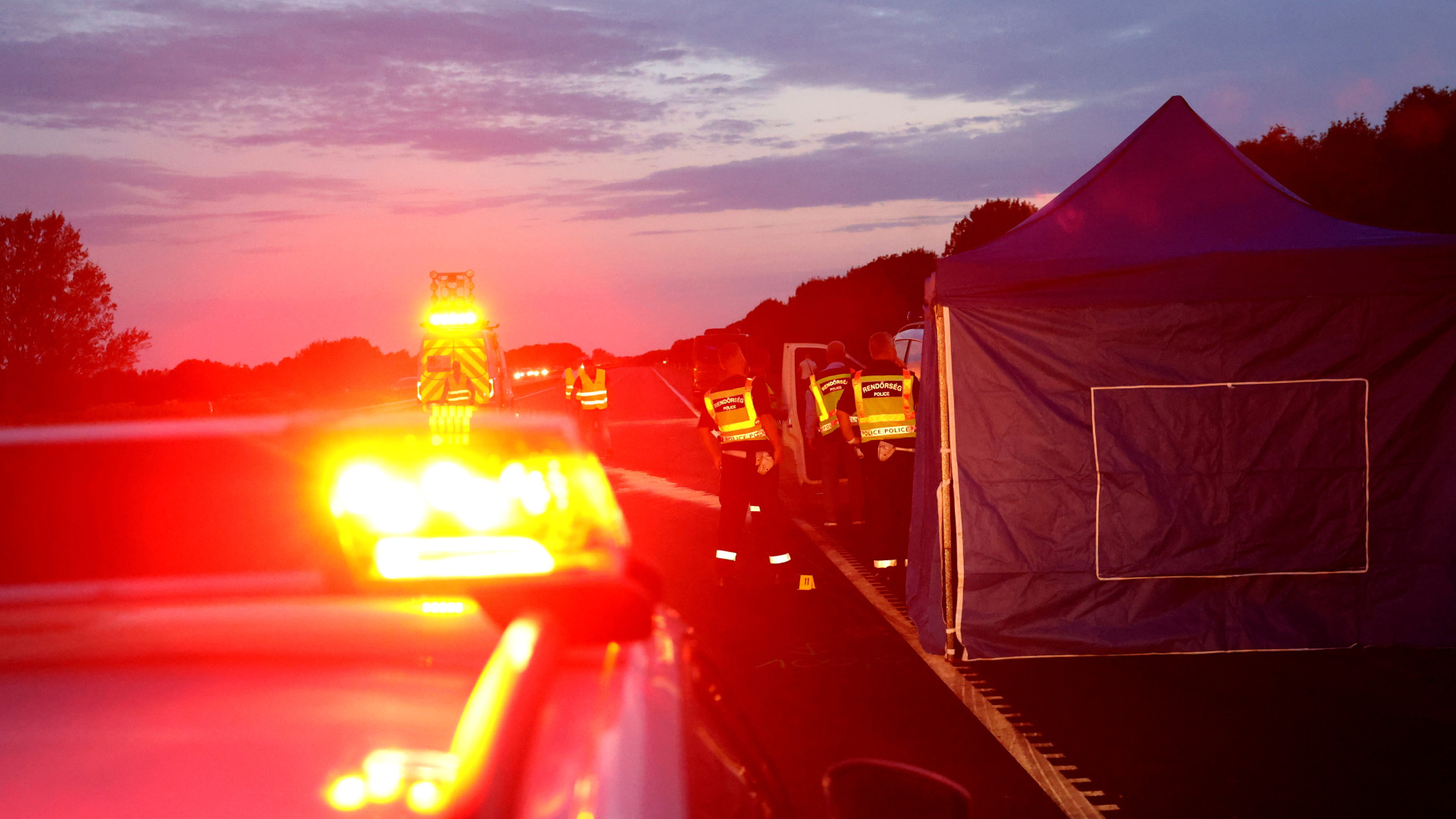 Hatalmas a baj a sztrádán: léptek a rendőrök, egyetlen autó sem hajthat át a szakaszon