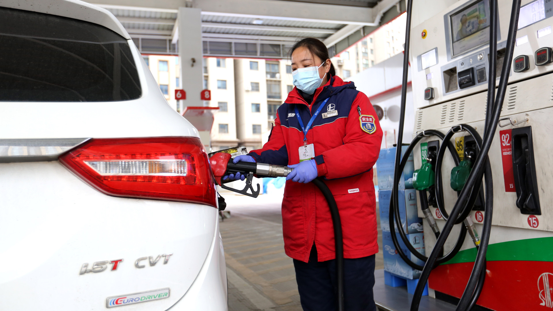 Benzinár-ugrást jelentettek be: kígyózó sorok a benzinkutakon, pánik söpör végig - Rögtön lépett a hatóság Kínában