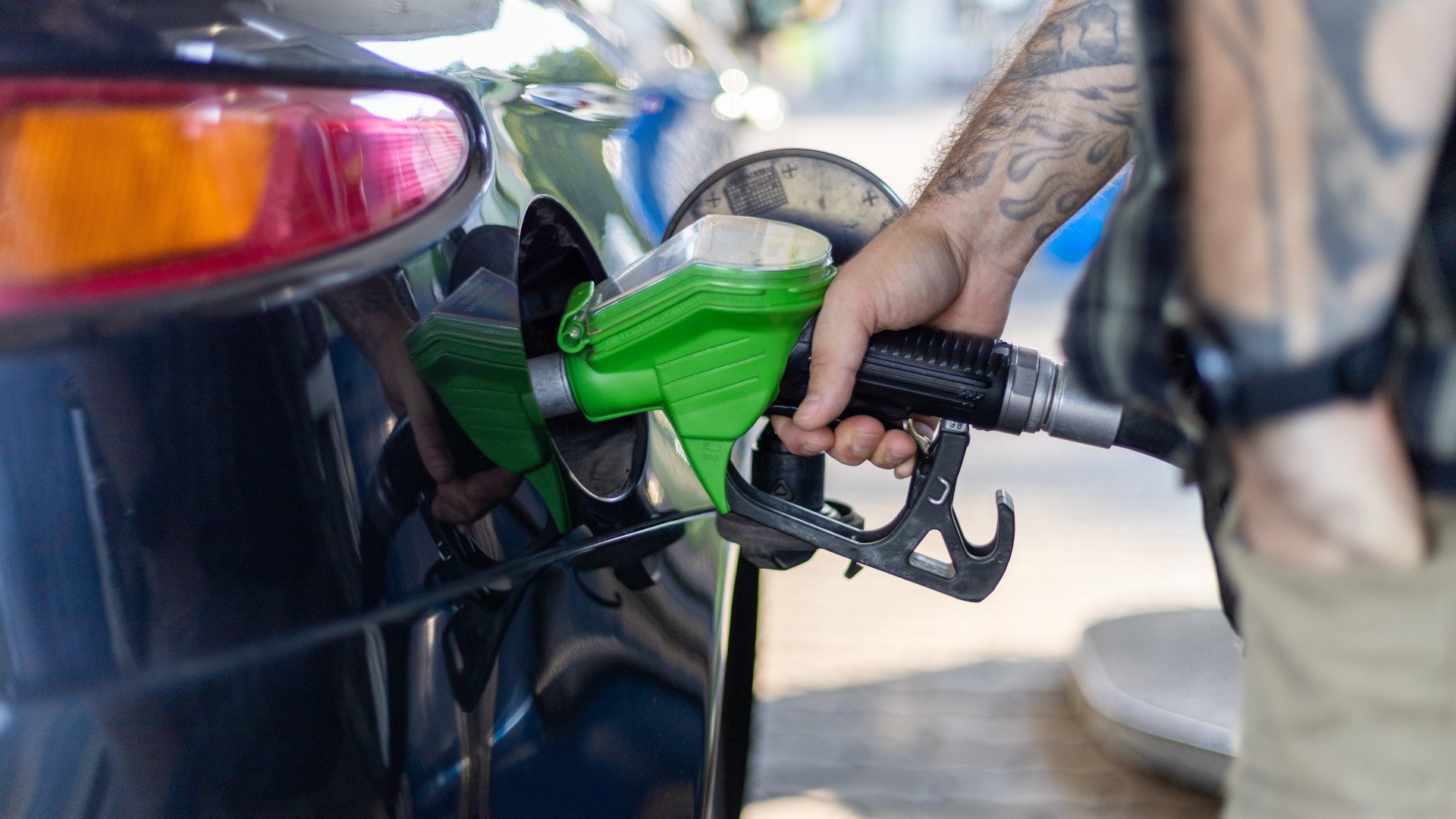 Vége az olcsó tankolásnak: meglépte a szomszédos ország