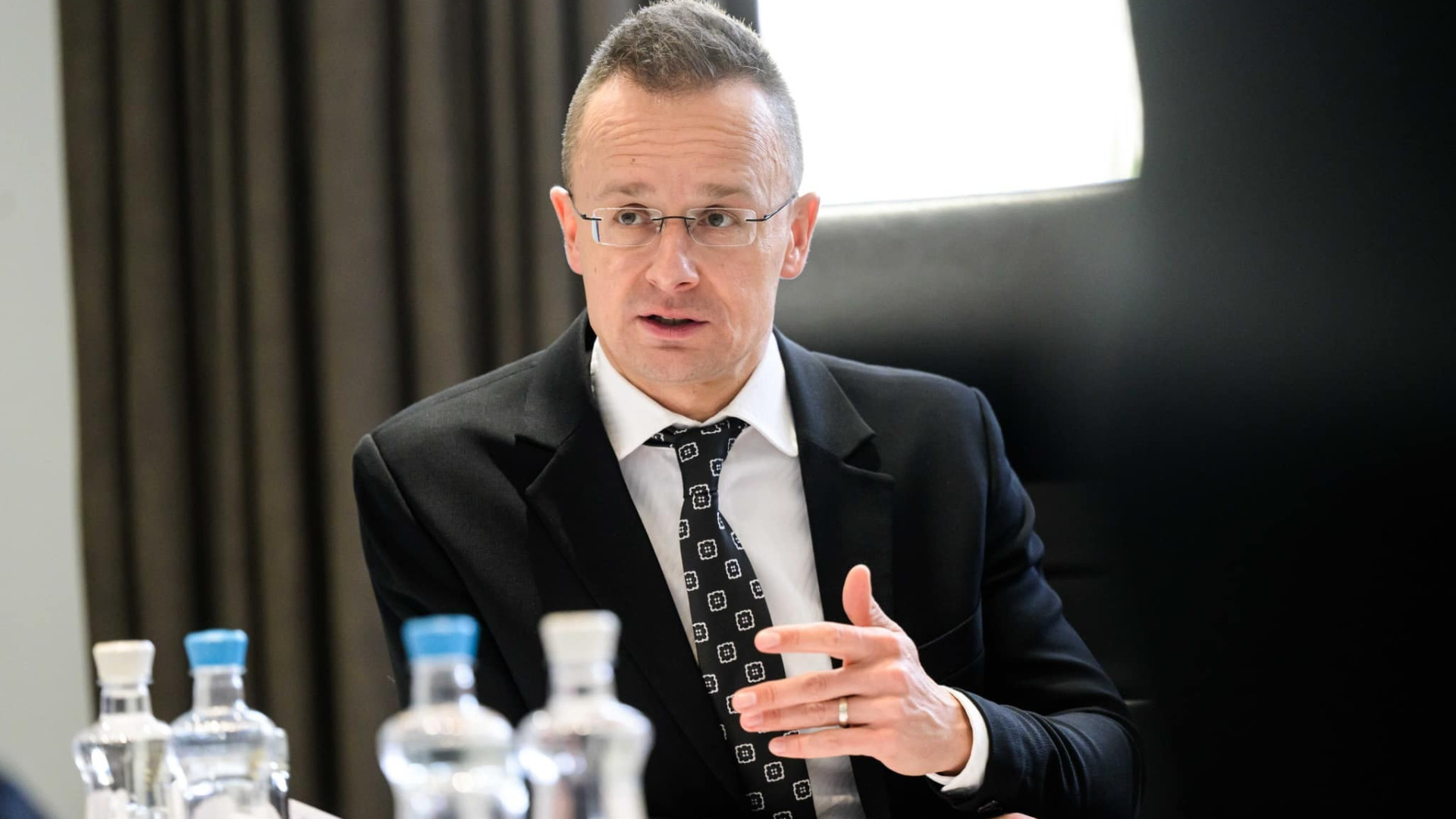 Elképesztő beruházási rekordot és készpénztámogatást jelentett be Szijjártó  Péter - Portfolio.hu
