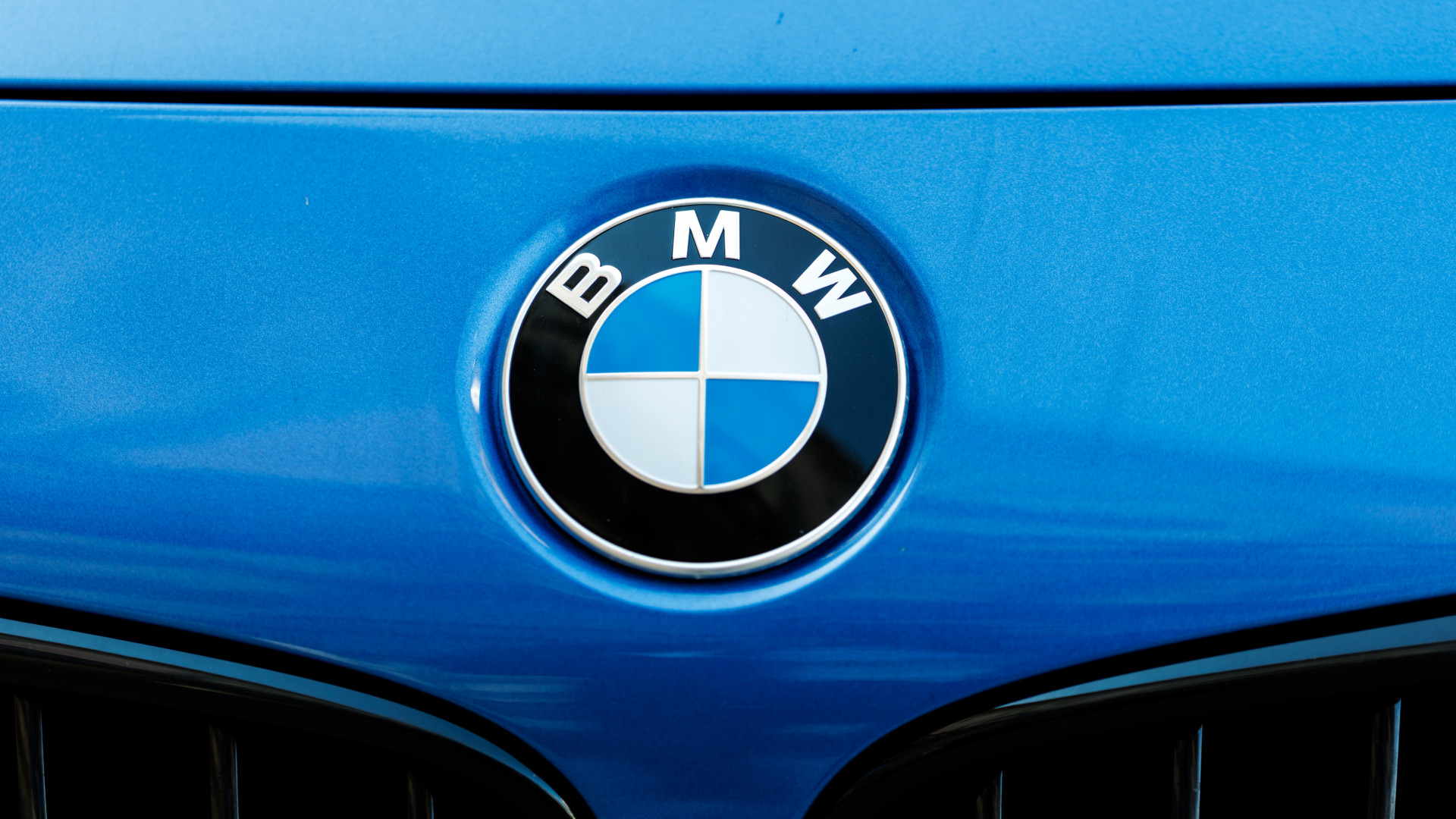 Veszik a BMW elektromos autóit, mint a cukrot