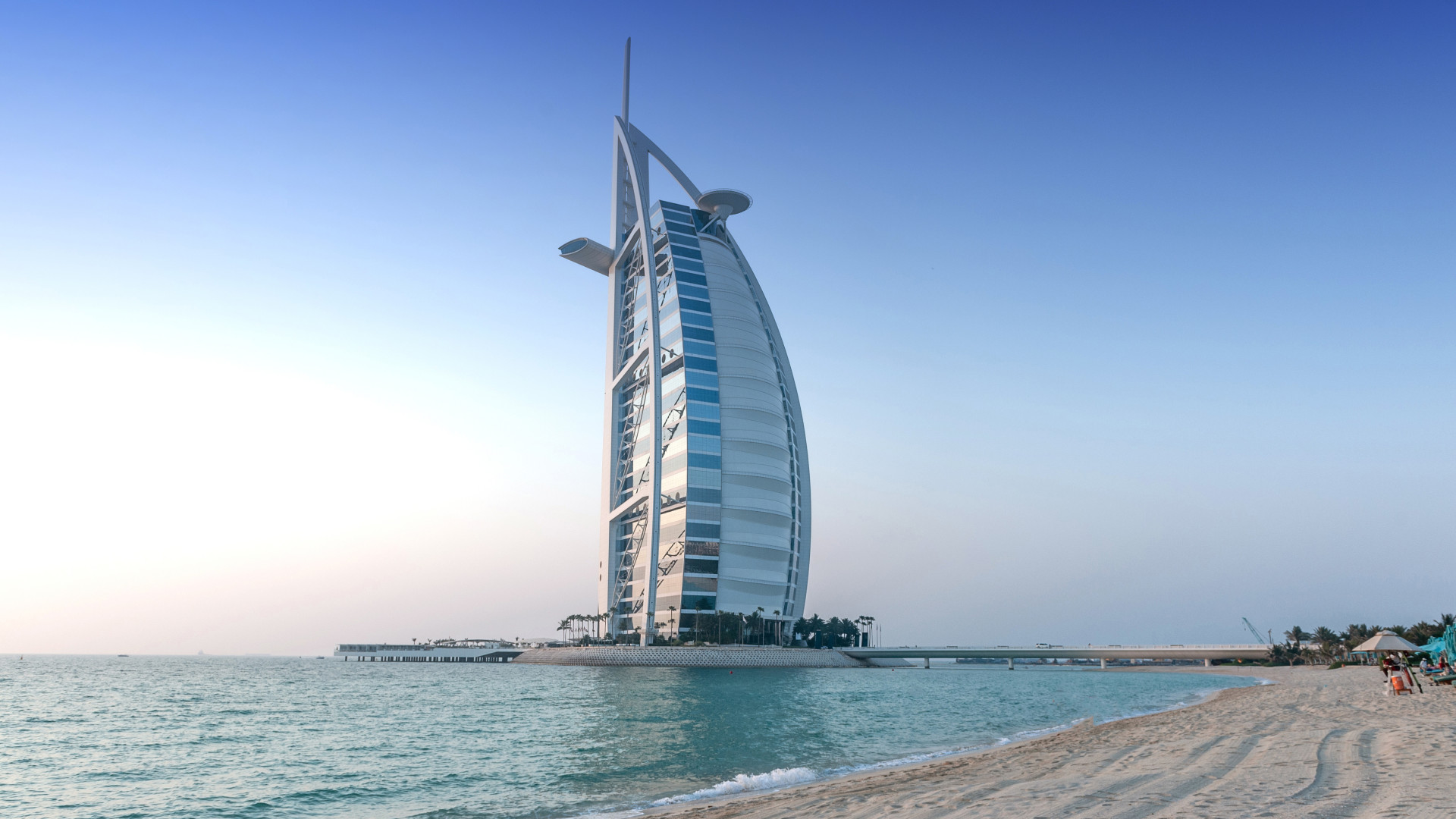 Megsérült Dubaj reptere és ikonikus szállodája is az iráni csapásokban