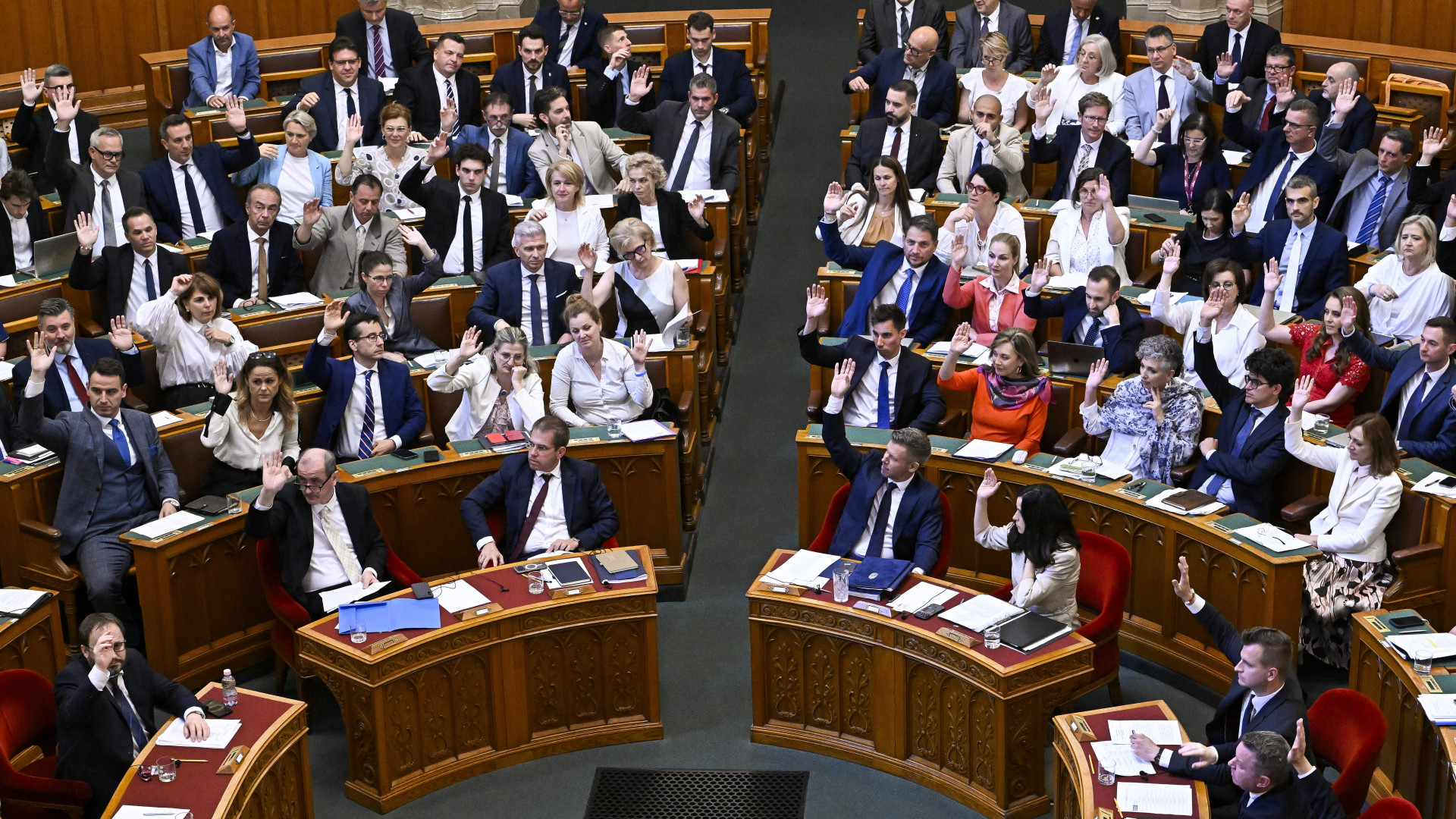 Ruff Bálint rendkívüli parlamenti ülést kezdeményezett – itt vannak a napirendi pontok