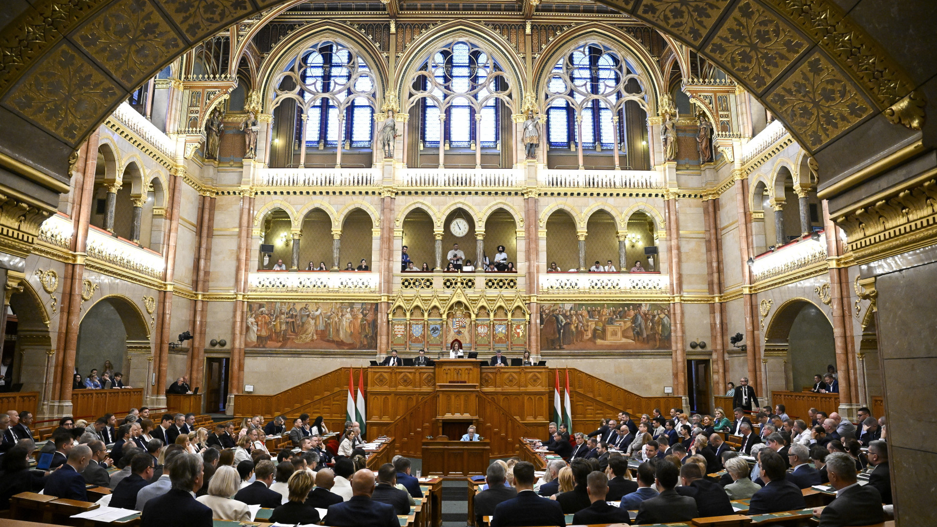 Tisza-kormány: Magyar Péter nélkül indul a parlament hétfőn