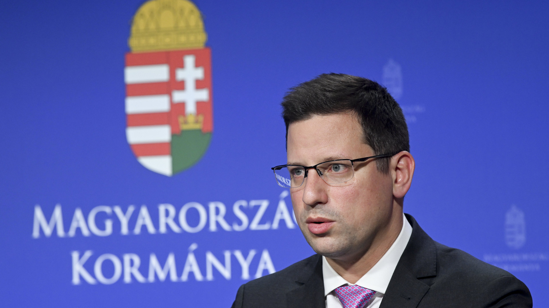 Kormányinfó: béremeléseket lengetett be a kabinet