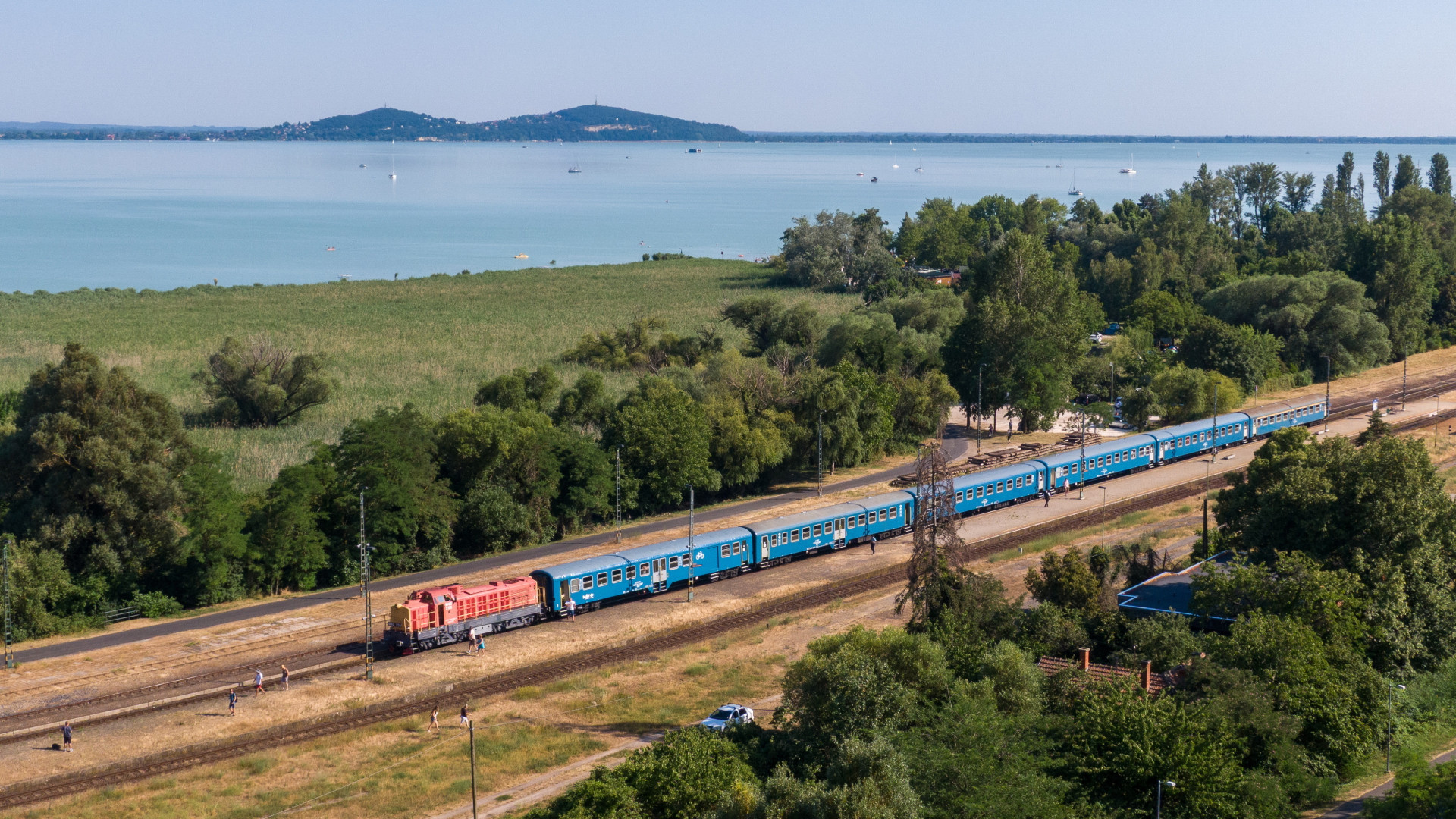 Még át sem adták a Budapest-Belgrád vasútvonalat, de máris kisiklott rajta egy mozdony