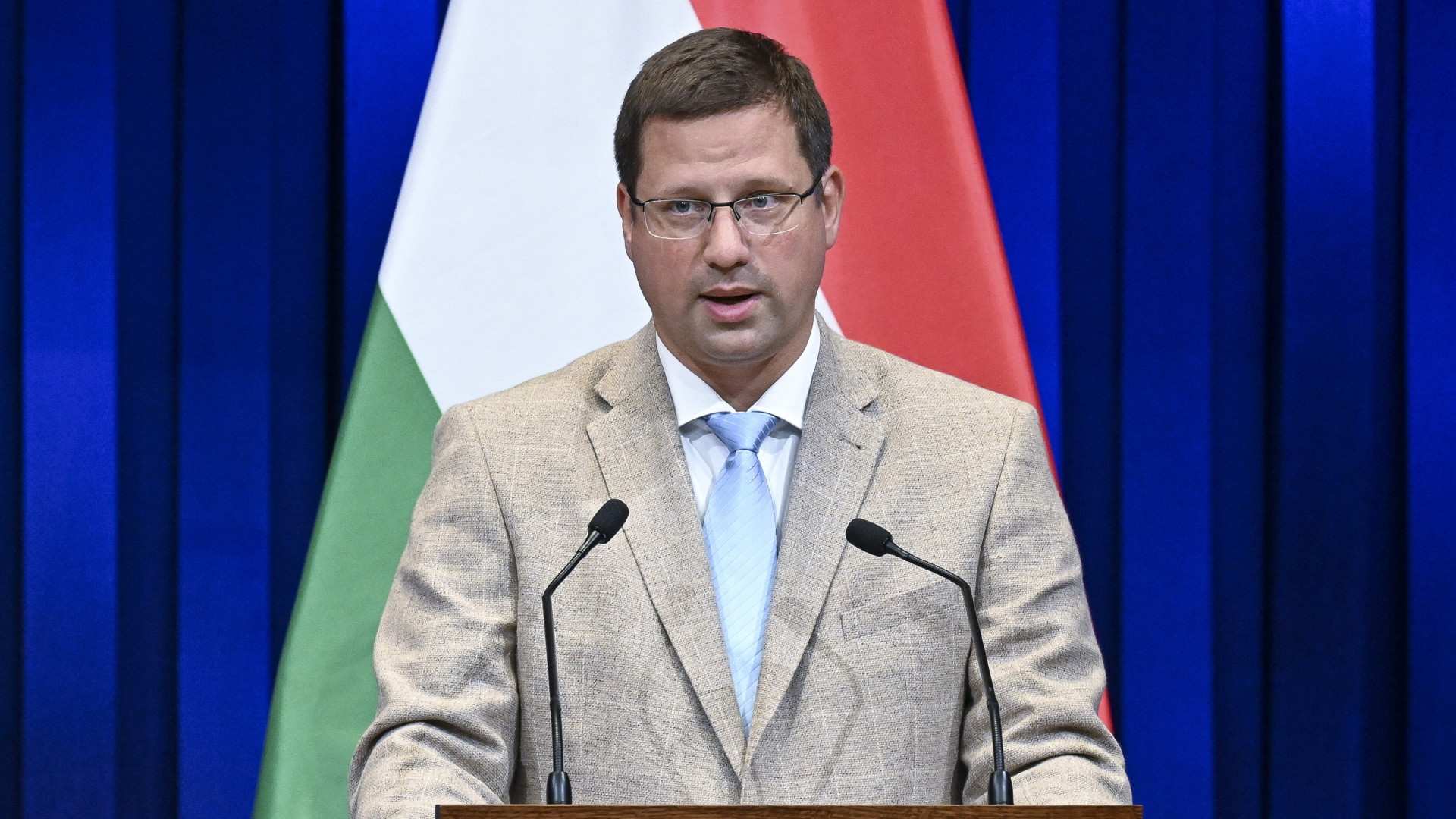 Fontos hír a nyugdíjasoknak: még magasabb nyugdíjemelést jelentett be Gulyás Gergely!