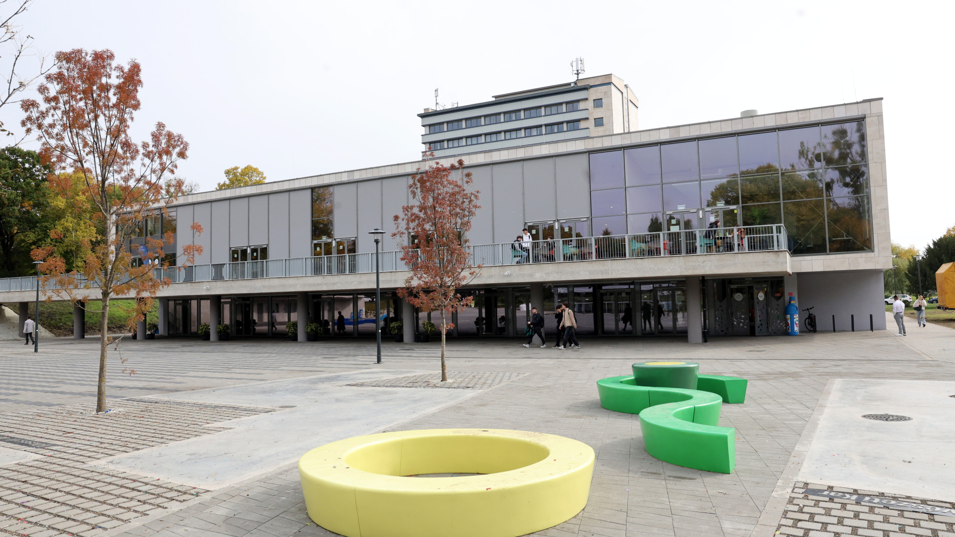 Diákszállóvá avanzsál a régi irodaház az egyetem campusán Miskolcon