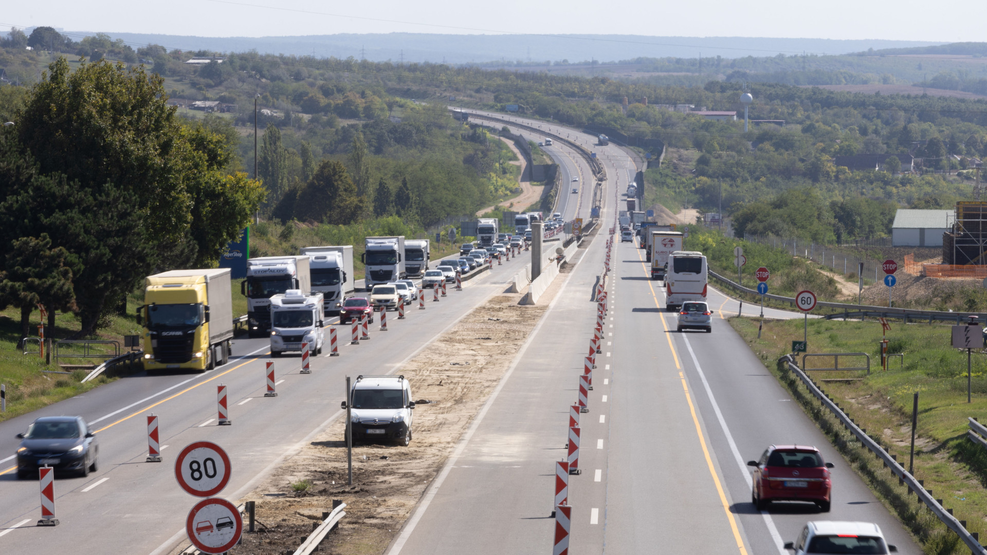 Hatalmas könnyebbség az autósoknak: kiderült, mikor vehetik birtokba az M1-es biatorbgyi szakaszát
