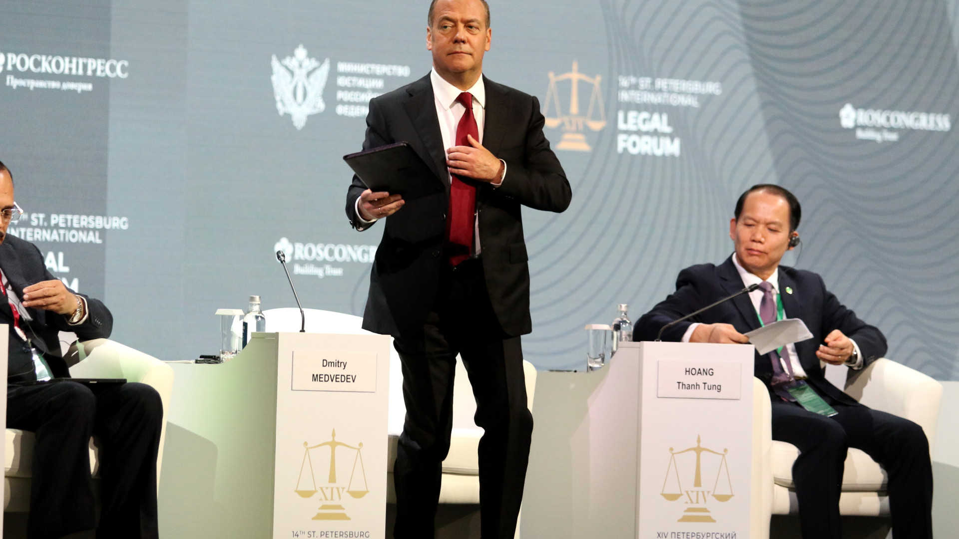 Kiakadt a volt orosz elnök: „Amit a Nyugat tett, az példátlan!” – Forrás: Portfolio.hu