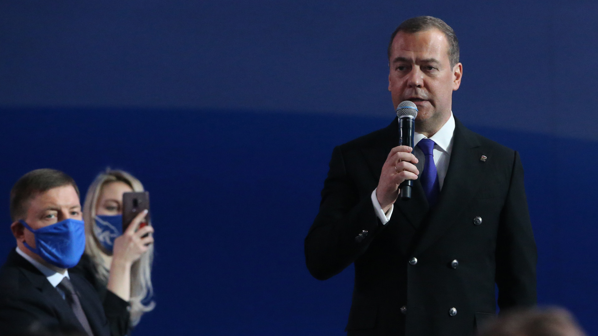 Emeli a tétet Medvegyev: ha ezt megteszi Trump, megy az atom