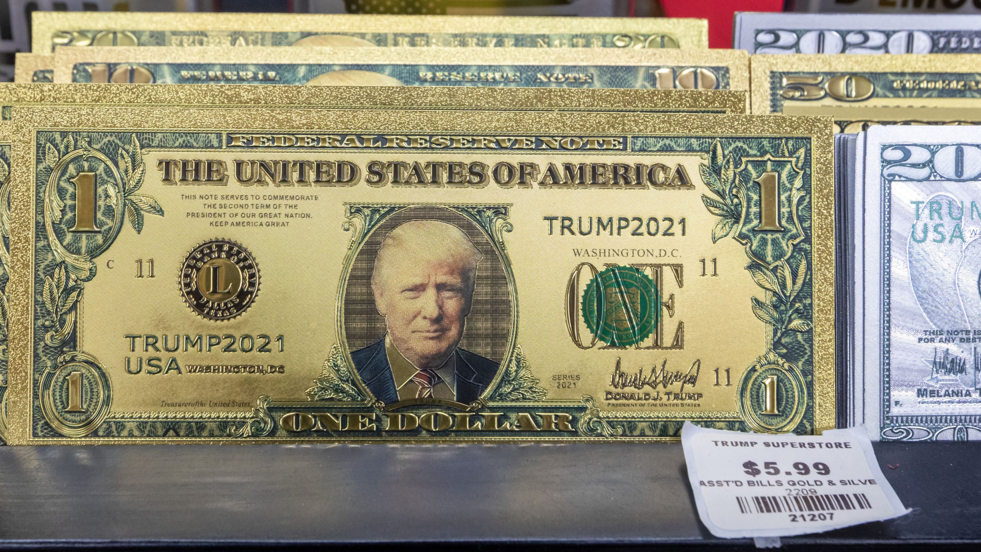 Trump megszólalása után zuhan tovább a dollár