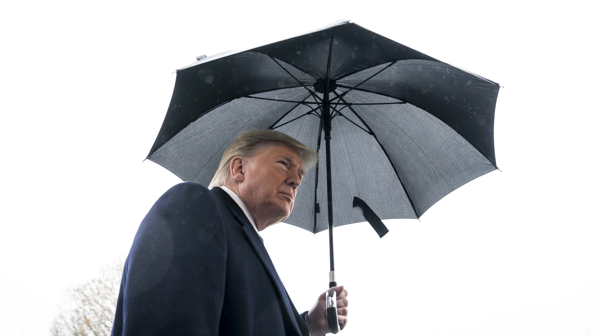 Gyűlnek a viharfelhők Trump feje fölött: zuhanórepülésben a népszerűsége, különösen egy ügy tett be neki