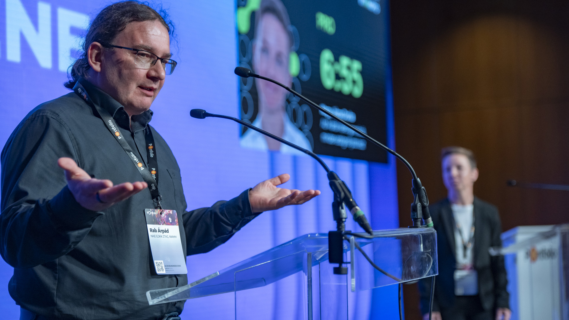 A vita nem az, hogy „jó-e az AI”, hanem hogy ki neveli a gyereket valójában