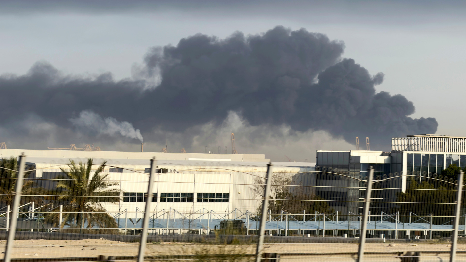 Folyamatosan bombázzák Dubajt – Elmondták az emírek, beszállnak-e a háborúba Irán ellen