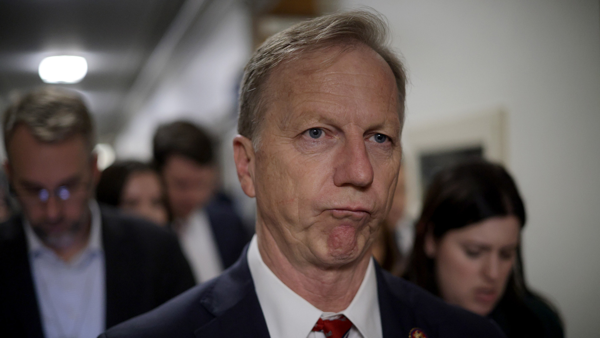 Gyanús időzítés: a kormány bejelentése előtt szállt ki a ma nagyot zuhanó cégből a képviselő