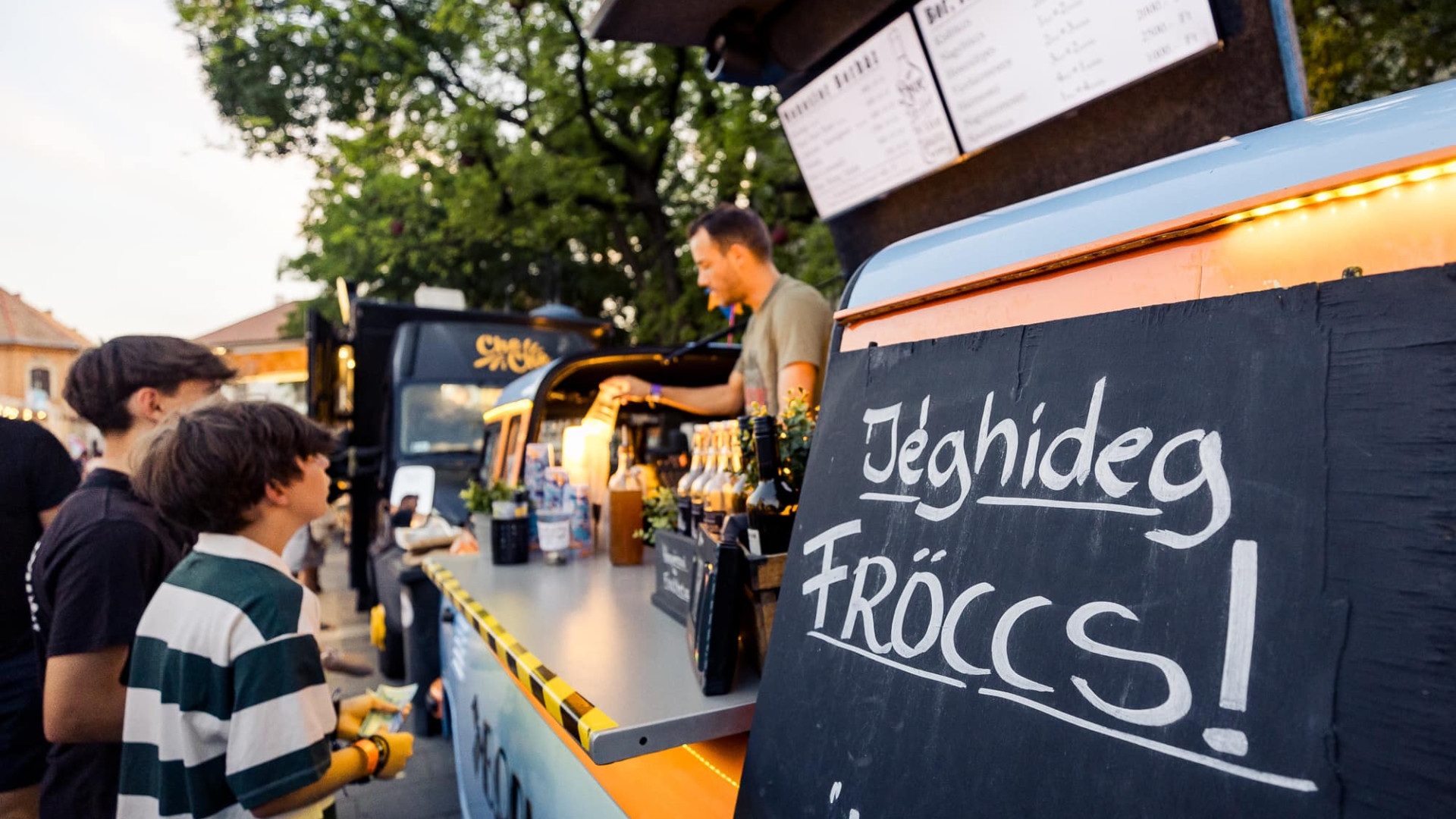 Hiába a rekordlátogatottság, a forgalom mégis esik a magyar vendéglátósoknál – Forrás: Portfolio.hu