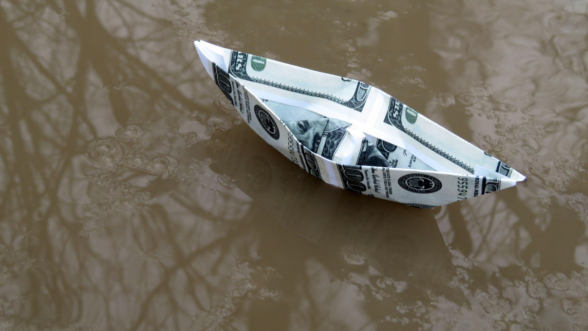 Zúgnak a vészharangok, menekül a tőke, tömeges bedőléstől tartanak a pénzügyi rendszerben