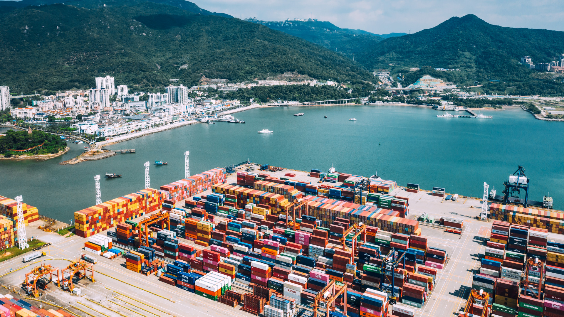 China’s Two-Speed Economy Strains Under Export Reliance