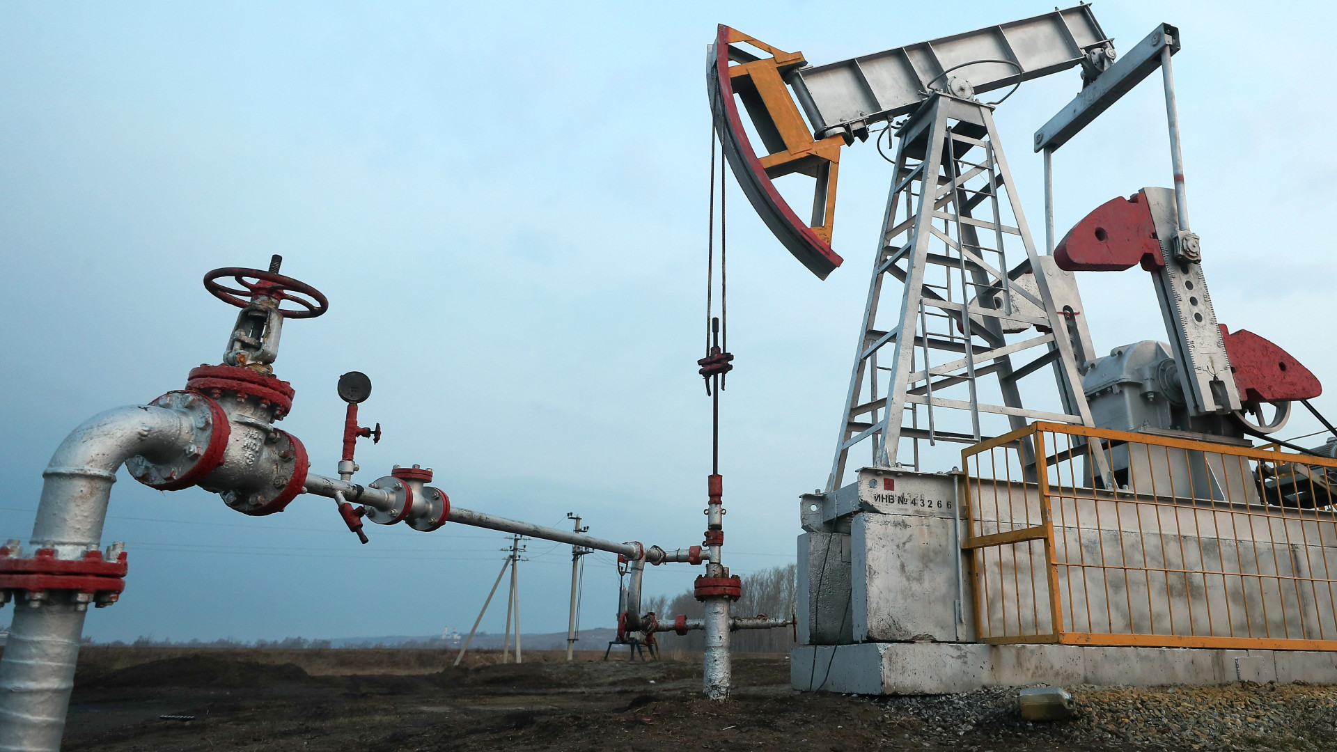 Нефтегазовая промышленность. Нефть марки сокол. Добыча нефти и газа для машин. Нефтяное месторождение. Запасы нефти.