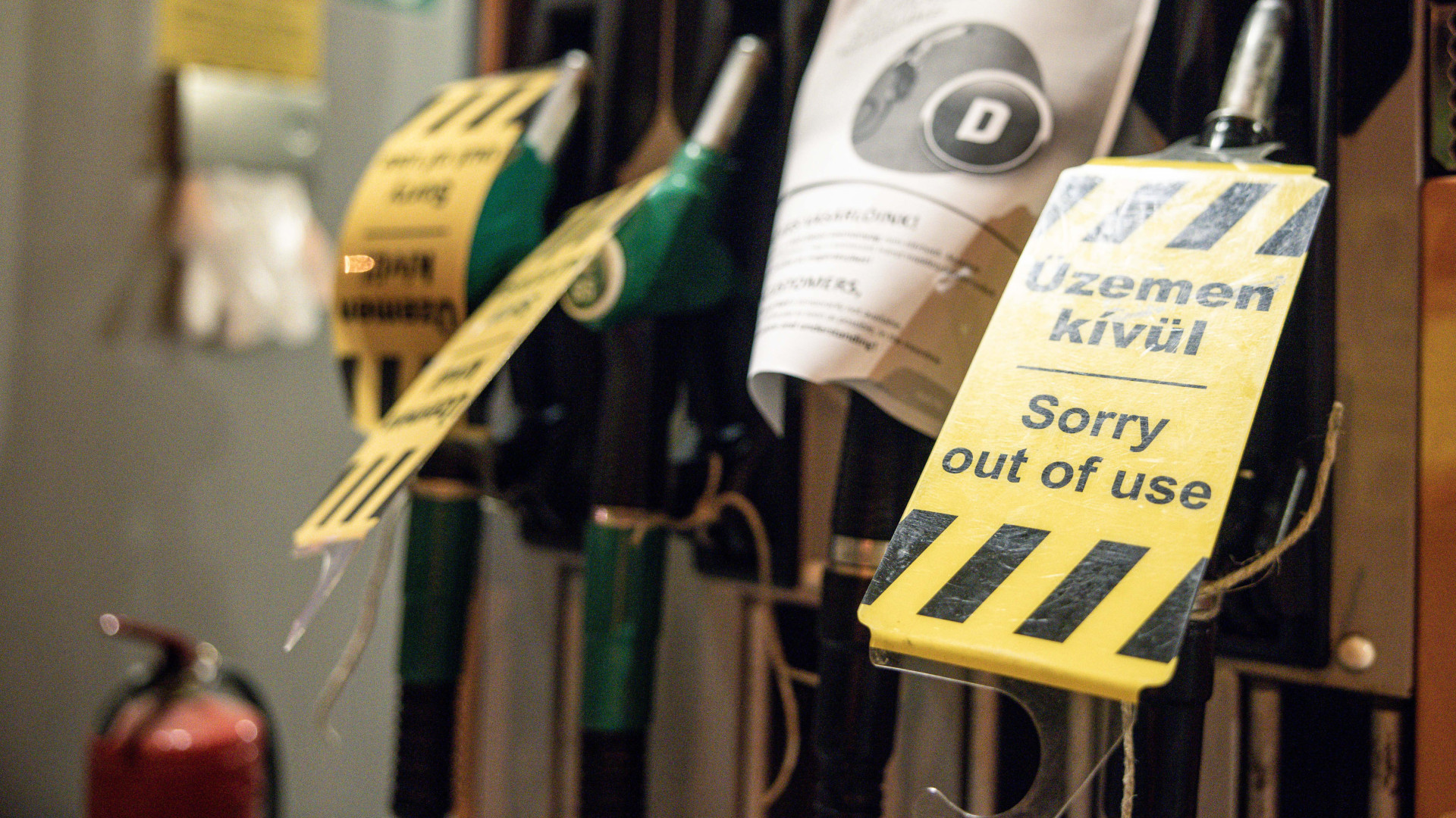 Óva intik Európát: nem szabad az üzemanyagok árába belenyúlni