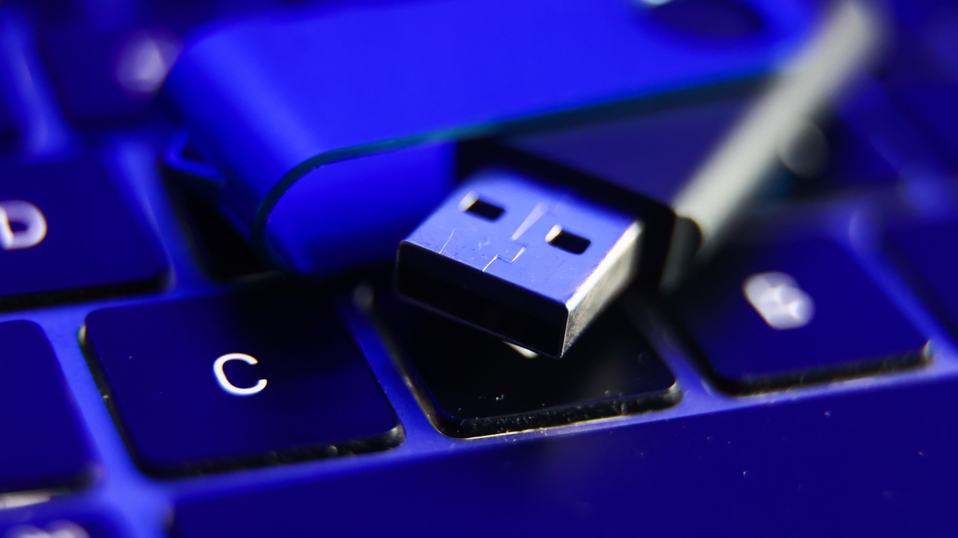 Ilyet is rég láttunk: pendrive-on keresztül szállított tranzakciós adatokat egy bank Amerikában