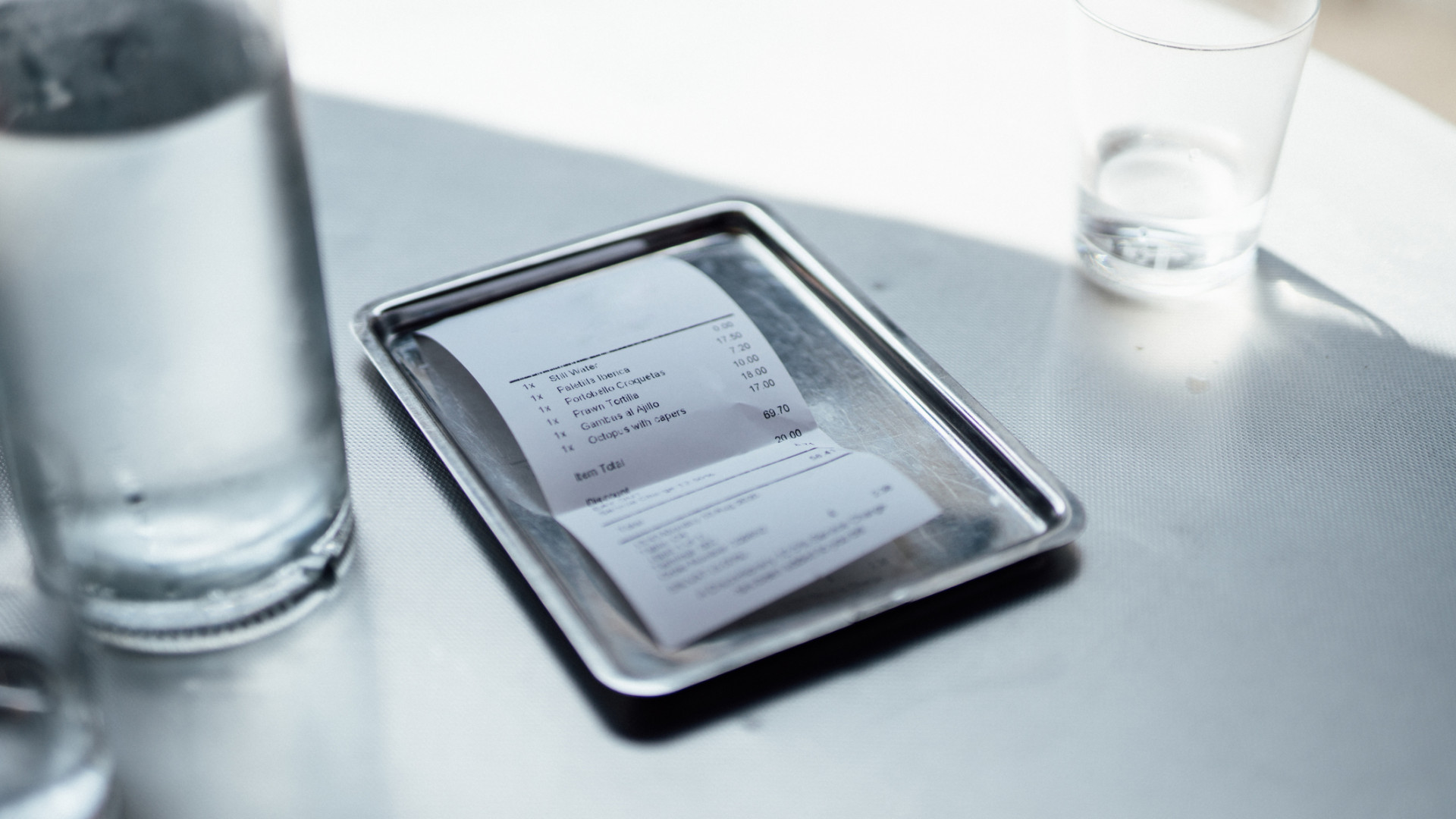 Mi lesz most a szervizdíjjal és a borravalóval?